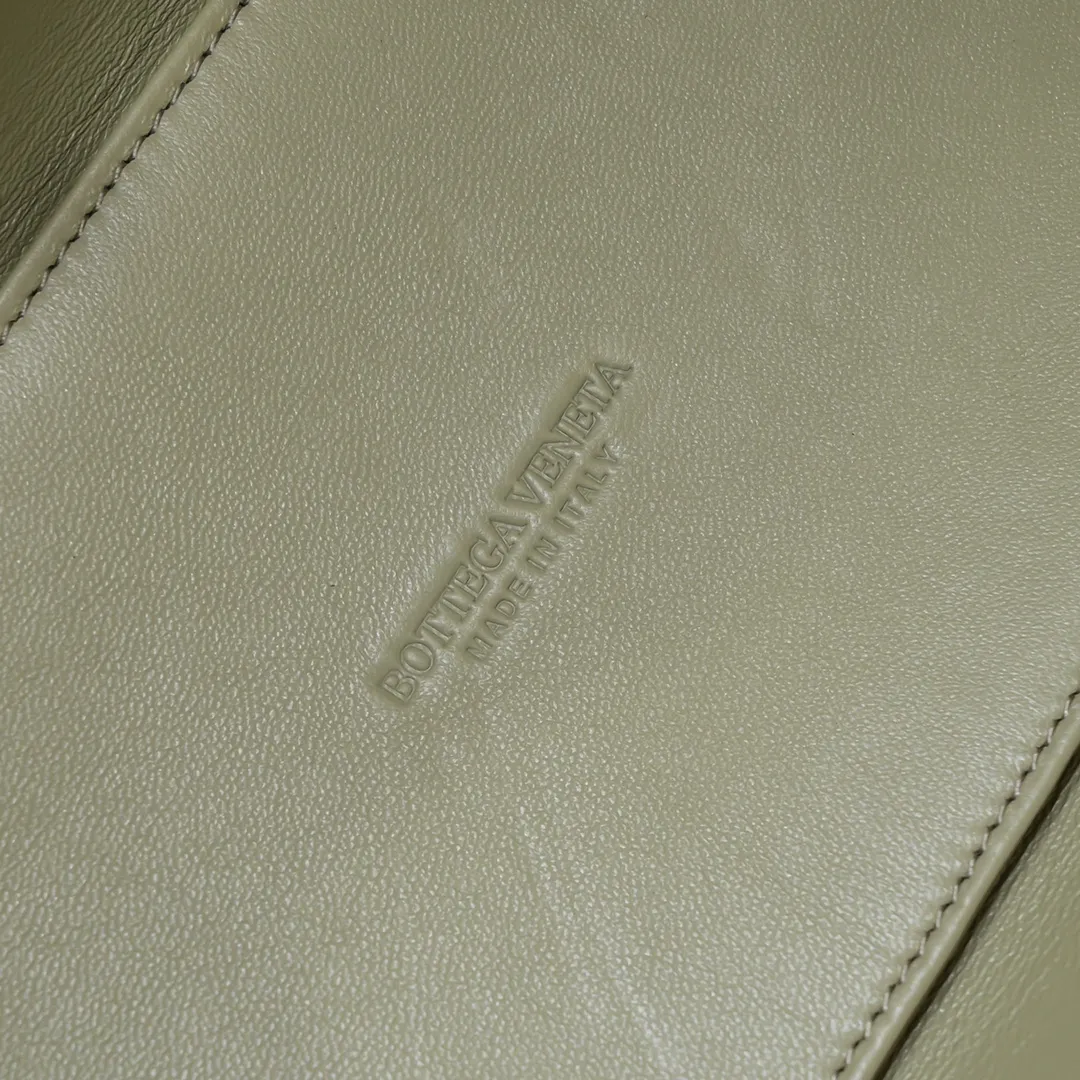 Batch 1860 large arco, BottegaVeneta# official website's latest cowhide leather lining SLIP tote handbag, and the logo has been changed to the side 😍The oversized woven design really makes it a huge gap from ordinary tote bags 🔗🔗Different color combinations inside and outside ⛓Daniel Lee leads the brand's DNA to continue to evolve with fresh inspiration🧬🧬showing a balanced style of luxury and reality👉: 36*24*14 Model: 9892#